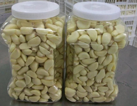 Fresh peeled garlic